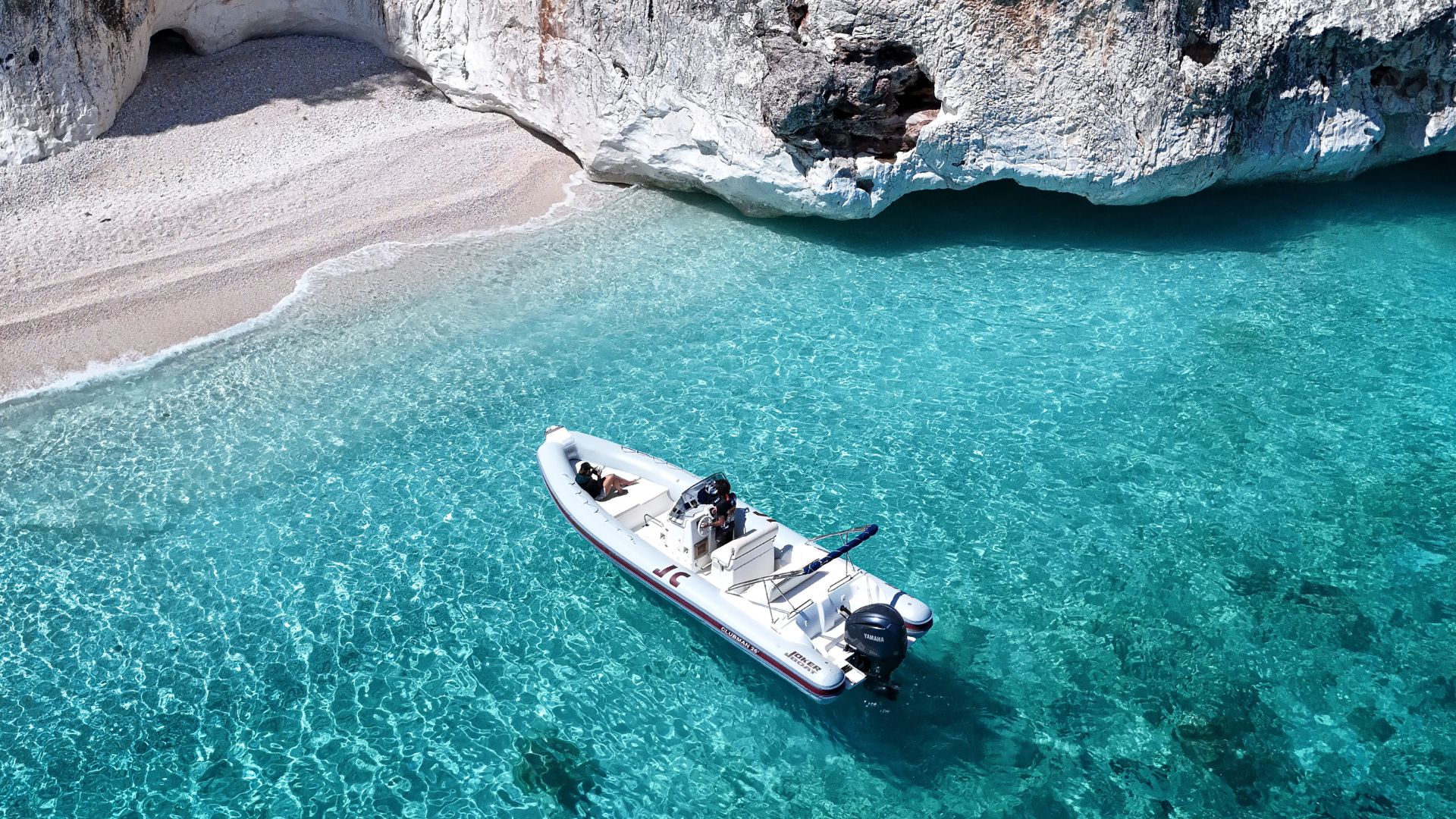 Dinghy during the tour at Cala dei Gabbiani
