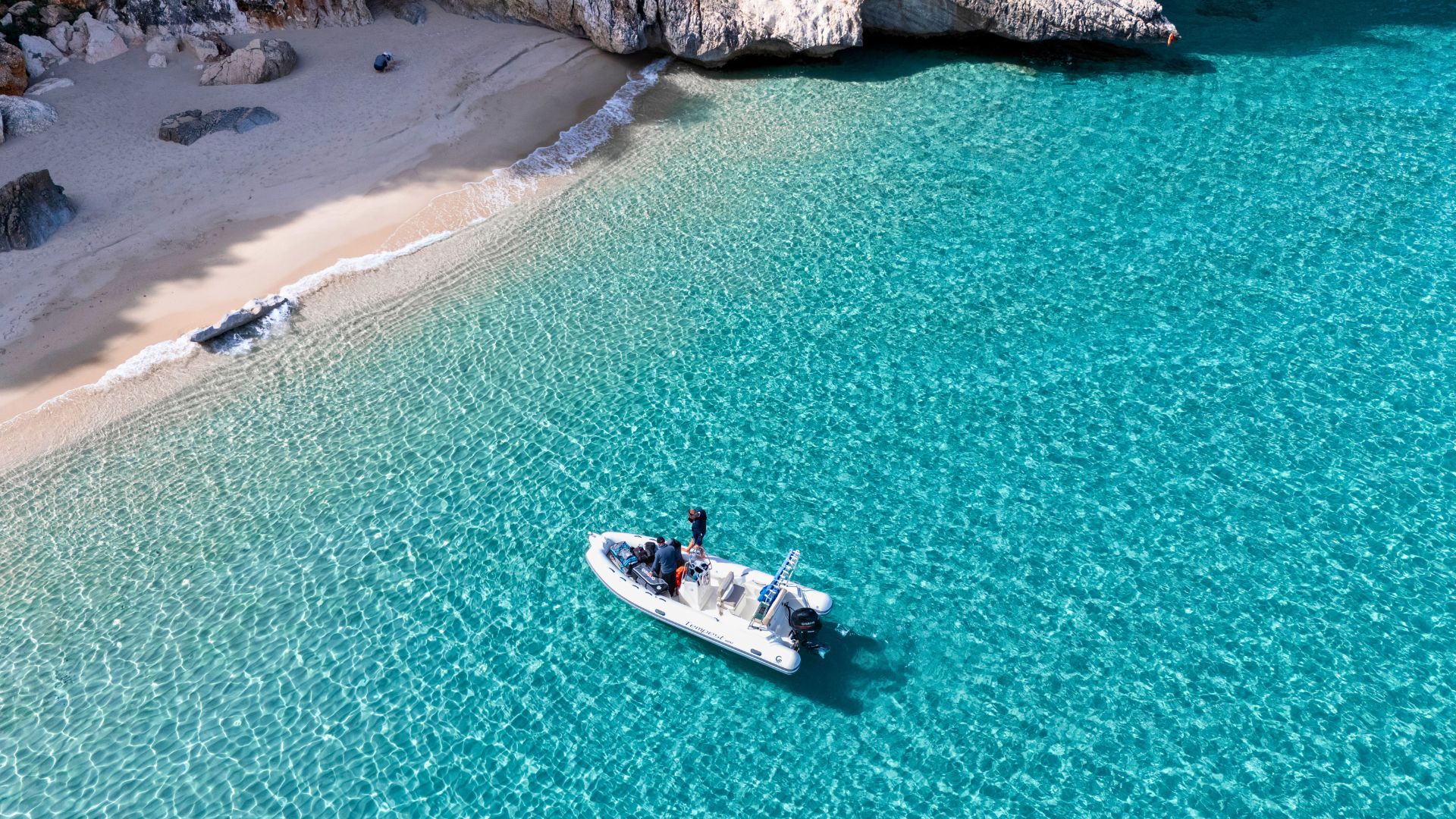 Gommone durante il tour a Cala Mariolu