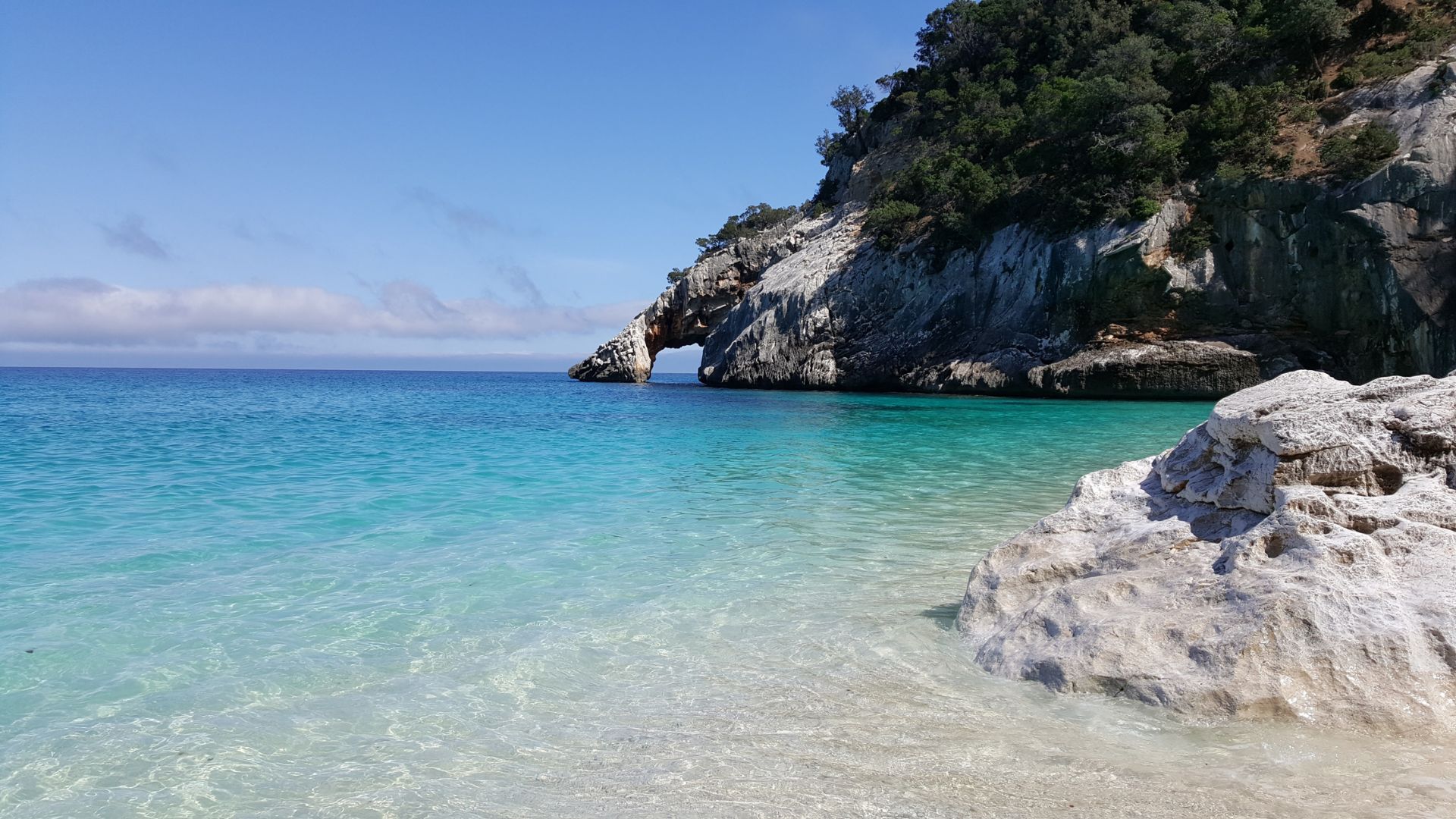 Arco naturale di Cala Goloritzé nella costa est della Sardegna