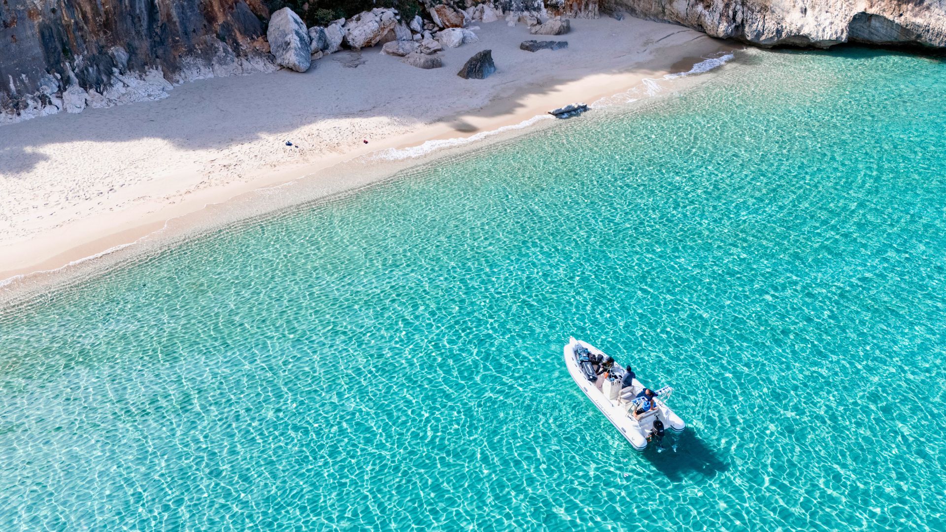 Gommone arriva a Cala dei Gabbiani nel territorio di Baunei